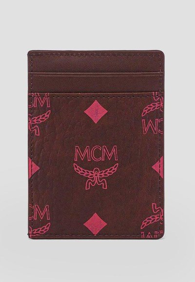 Sottile porta carte in pelle marrone con logo MCM rosso e motivi a diamante, con più fessure per carte nella parte superiore.