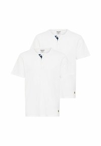 Două tricouri albe cu mânecă scurtă, având un decolteu tip henley, cu un accent de nasture navy și o etichetă mică maro pe tiv.