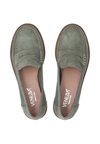 Grüne Wildleder-Loafer mit rundem Zehenbereich, Nähakzenten, Lederinnensohle und Gummisohle, die ein klassisches Penny-Slot-Design aufweisen.