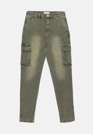 Pantalones cargo verdes de mezclilla, con dos grandes bolsillos laterales, cierre de botón y un ligero desgaste en la parte delantera. Diseño de pierna recta.