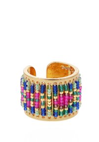 Bague en métal doré avec des perles multicolores en rose, vert, bleu et violet disposées en rangées verticales, avec une texture intérieure lisse.