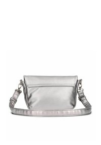 Borsa a spalla metallica argento con una texture liscia, forma rettangolare, tracolla regolabile e una tasca con zip orizzontale sulla parte anteriore.