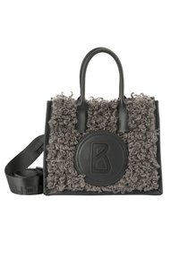 Sac à main noir avec des accents en fourrure grise bouclée, comportant une patch en cuir rond avec un logo "B". Inclut des poignées doubles et une bandoulière amovible.