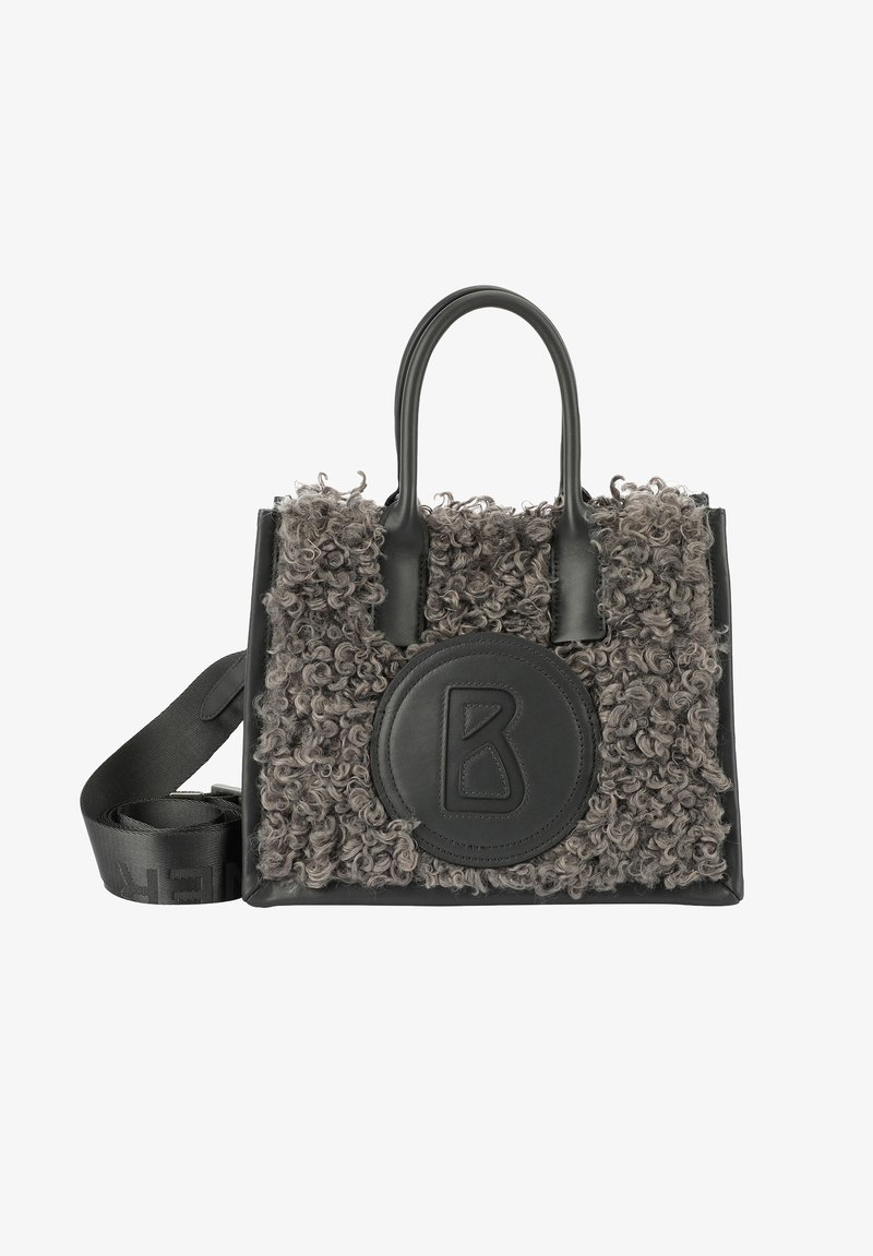Sac à main en cuir noir avec de la fausse fourrure grise bouclée à l'avant, un accent logo circulaire et des poignées solides avec une bandoulière amovible.