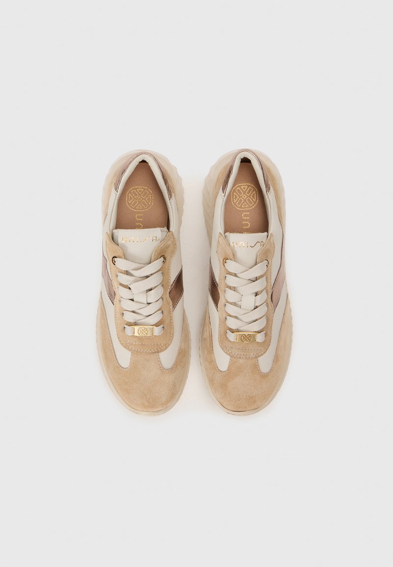 Sneakers in beige e crema, realizzati in materiali scamosciati e in pelle, con punta tonda, suola spessa, strisce a contrasto e dettagli in oro.