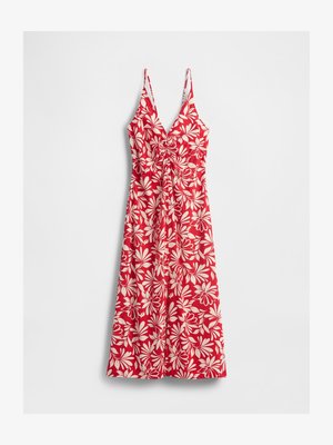 Robe midi sans manches rouge avec un motif floral blanc et des détails froncés au col en V, présentée sur un fond blanc.