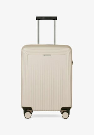 Valigia rigida beige con scanalature verticali, quattro ruote e manico nero estensibile aperto.