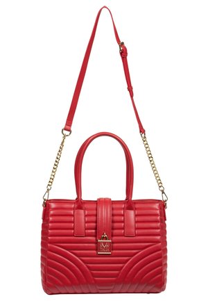 Bolso acolchado rojo con asas superiores, correa de hombro ajustable con eslabones de cadena dorada y detalle de cierre frontal grabado con "1969 Italia".