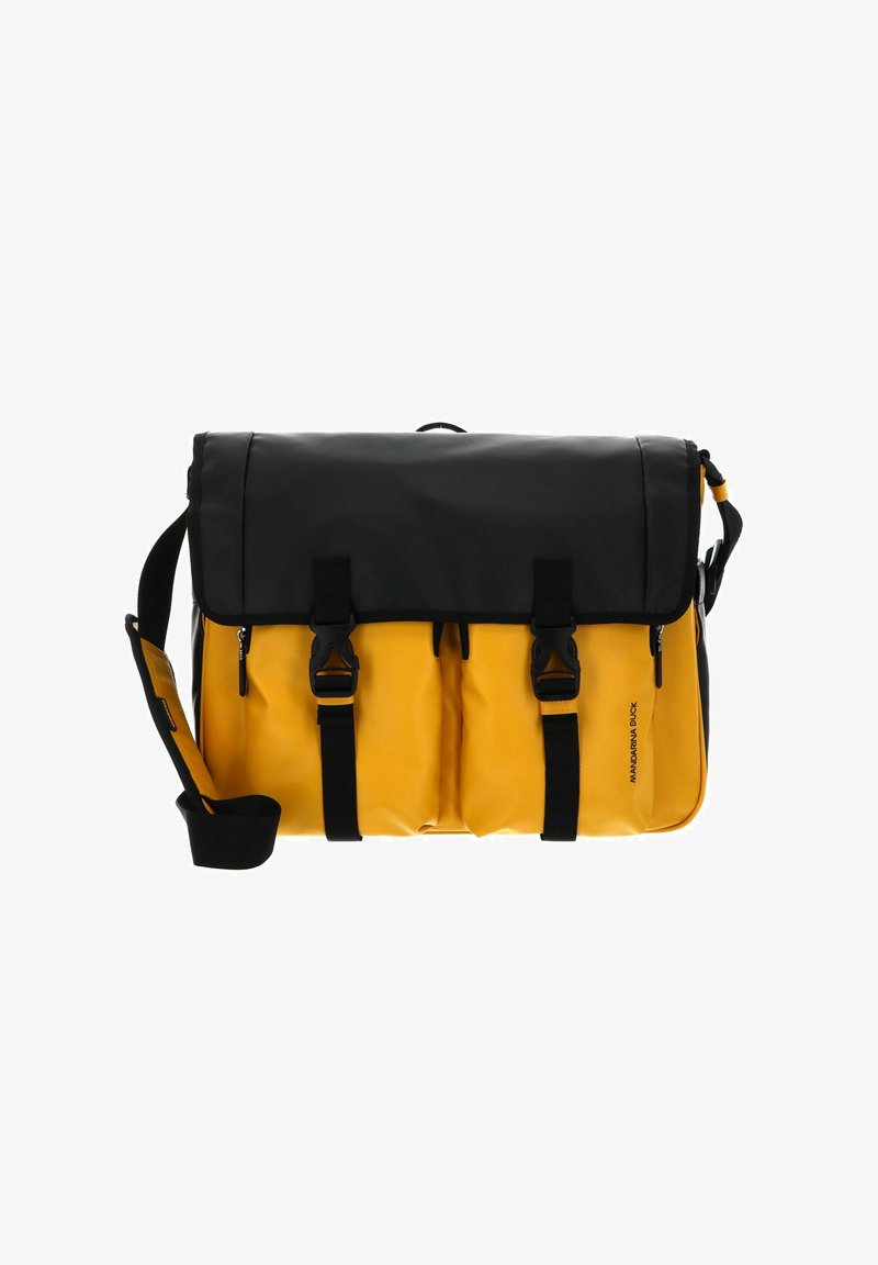 Borsa a tracolla nera e gialla con chiusura a pattina, tracolla regolabile, due tasche anteriori e accessori in plastica. Materiale impermeabile.