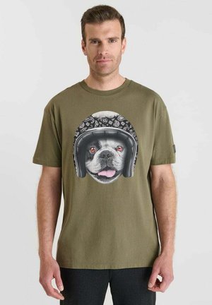 T-shirt en coton vert olive avec un graphisme détaillé d'un bulldog portant un casque de moto à motif noir et blanc. Manches courtes.