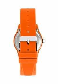 Orologio con cinturino in silicone arancione e fibbia in acciaio inossidabile, dotato di una cassa rotonda e un retro metallico lucido. Design semplice e sportivo.