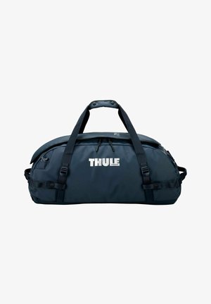 Grand sac de voyage noir Thule avec doubles poignées et sangles réglables, conçu pour un voyage durable et le rangement du matériel.