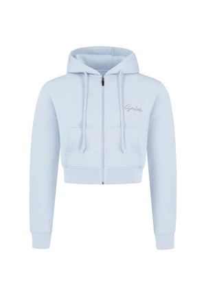 Gekürzter, hellblauer Hoodie mit Frontreißverschluss, Kordelzügen und einer Kängurutasche; verfügt über subtile Textdetails im linken Brustbereich.