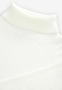 Weißer gerippter Rollkragenpullover mit hohem Kragen und weicher Textur, der vertikale Linien im gesamten Stoff aufweist.