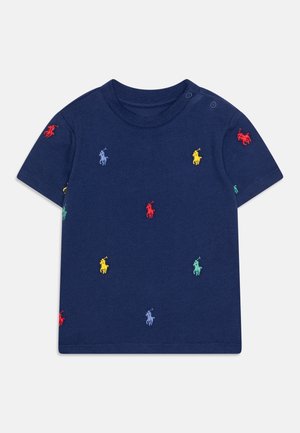 Maglietta per bambini di colore blu navy con maniche corte, caratterizzata da loghi ricamati multicolori di cavallo e cavaliere sparsi sul tessuto.