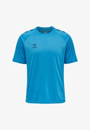 Kurzarmpullover aus atmungsaktivem Stoff in hellem Blau, gefertigt aus glattem, leichtem Material; hat einen runden Halsausschnitt und ein kleines Logo auf der Brust.