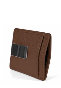 Bruine leren portemonnee met een gestructureerde afwerking, voorzien van een glanzend zilverkleurig metalen accent. Compact rechthoekig ontwerp met gestikte randen.