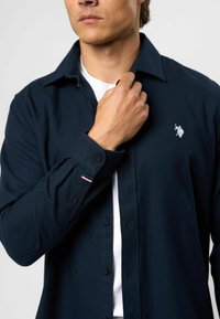 U.S. Polo Assn. RAGN REG FIT - Overhemd - dark sapphire