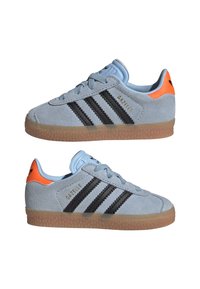 adidas Originals GAZELLE COMFORT CLOSURE ELASTIC LACES KIDS - Športni copati - clear sky/core black/solar orange