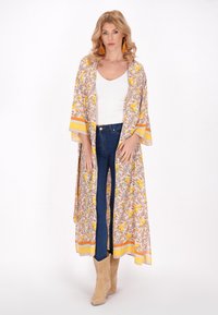 Kimono lung, ușor, cu imprimeu floral în nuanțe de galben, portocaliu și gri. Dispune de mâneci late și un tiv franjurat. Purtați peste un top alb și blugi.