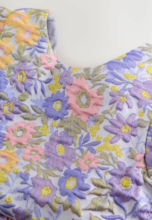 Kvetinová vyšívaná látka so vzorom fialových, ružových a žltých kvetov na svetlomodrom pozadí. Hladká textúra, detailný vzor.