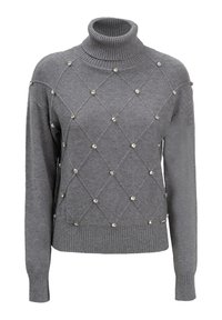 Maglione grigio lavorato a maglia con collo alto, caratterizzato da un motivo a diamante e perline decorative argentate distribuite uniformemente sul davanti.