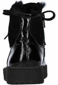 Bottines noires avec une finition laquée brillante, des accents en daim, une doublure en fourrure courte et une semelle en caoutchouc texturé, dotées d'une fermeture éclair à l'arrière et de détails en dentelle.