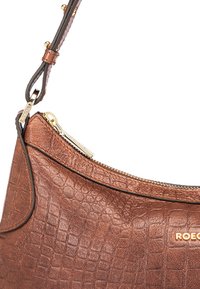 Sac à main en cuir brun avec un motif texturé en crocodile. Équipé d'une fermeture éclair en métal doré et d'une bandoulière amovible. Logo embossé.