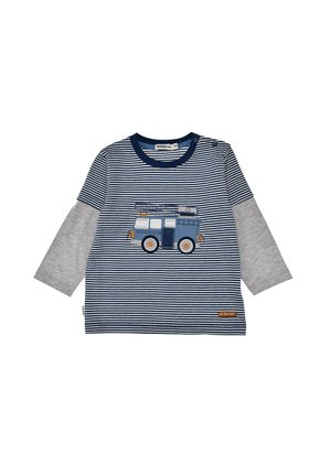 Gestreiftes Langarmshirt für Kleinkinder in Marineblau und Weiß mit grauen, geschichteten Ärmeln und einem blauen Feuerwehrauto-Applikation in der Mitte vorne.