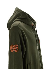 Felpa zip con cappuccio di colore verde scuro, cordini neri e il numero "68" stampato in arancione sul manico sinistro.