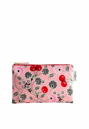 Rosa stofpose med blomstermønster, der har røde kirsebær, sorte ternede blomster og grønne blade; lynlås lukning med guldhardware.