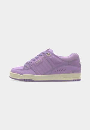 Lillesed purple sneakerid tekstuuriga ülemise osaga, lace-up sulgemisega, külgpaneeli sisetöötlemisega ja kreemika kummialusega.