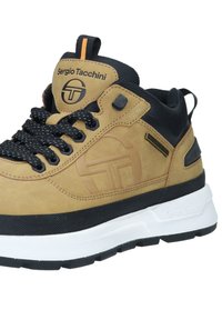 Brune semsket sneakers med svarte mesh-detaljer, hvit såle og teksturert svart gummibunn. Har grå logo-detalj og svarte lisser.