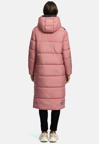 Palton puf roz lung, cu gluga, având secțiuni quilted orizontale, căptușeală neagră și o mică patch cu logo aproape de margine.