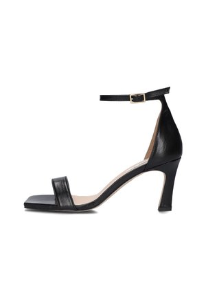 Schwarze Leder-Absatzsandale mit quadratischer Zehenform, Knöchelriemen und einer goldenen Schnalle. Verfügt über einen schlanken Stiletto-Absatz und eine glatte Oberflächenstruktur.