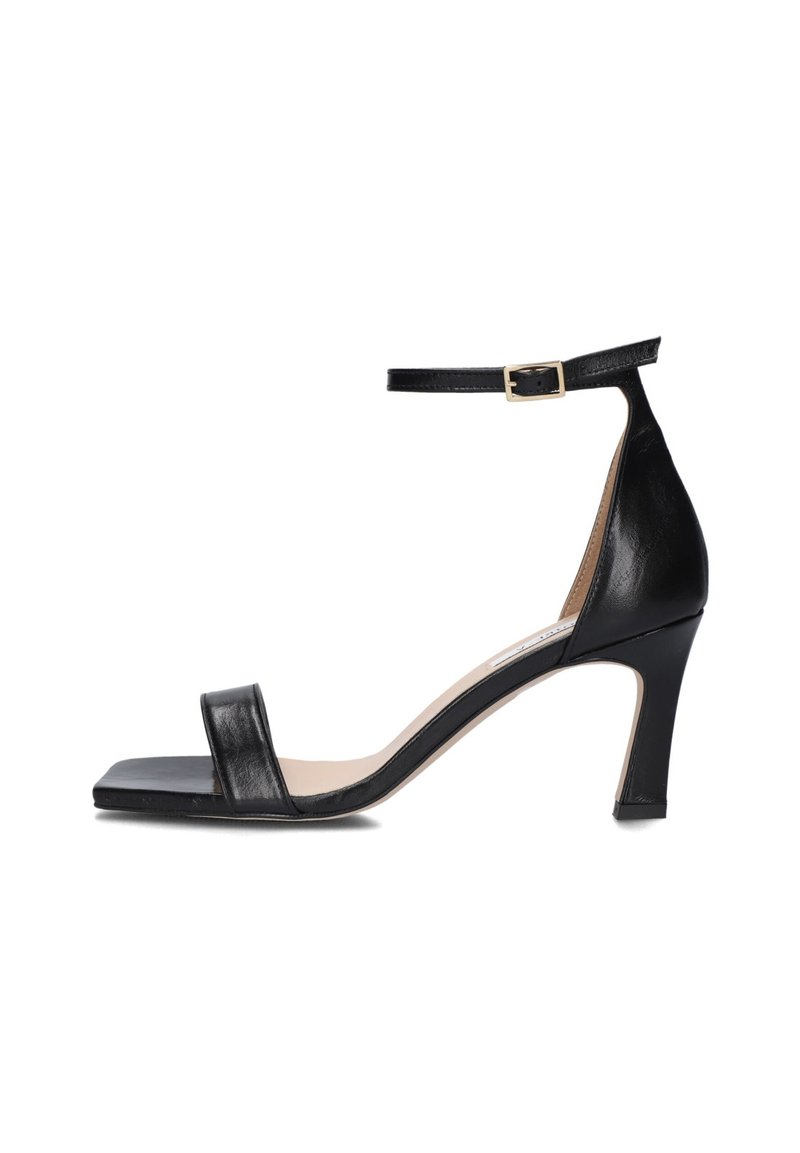 Zwarte leren sandaal met hak, een vierkante neus, enkelbandje en een gouden gesp. Heeft een slanke stilettohak en een gladde oppervlaktetextuur.