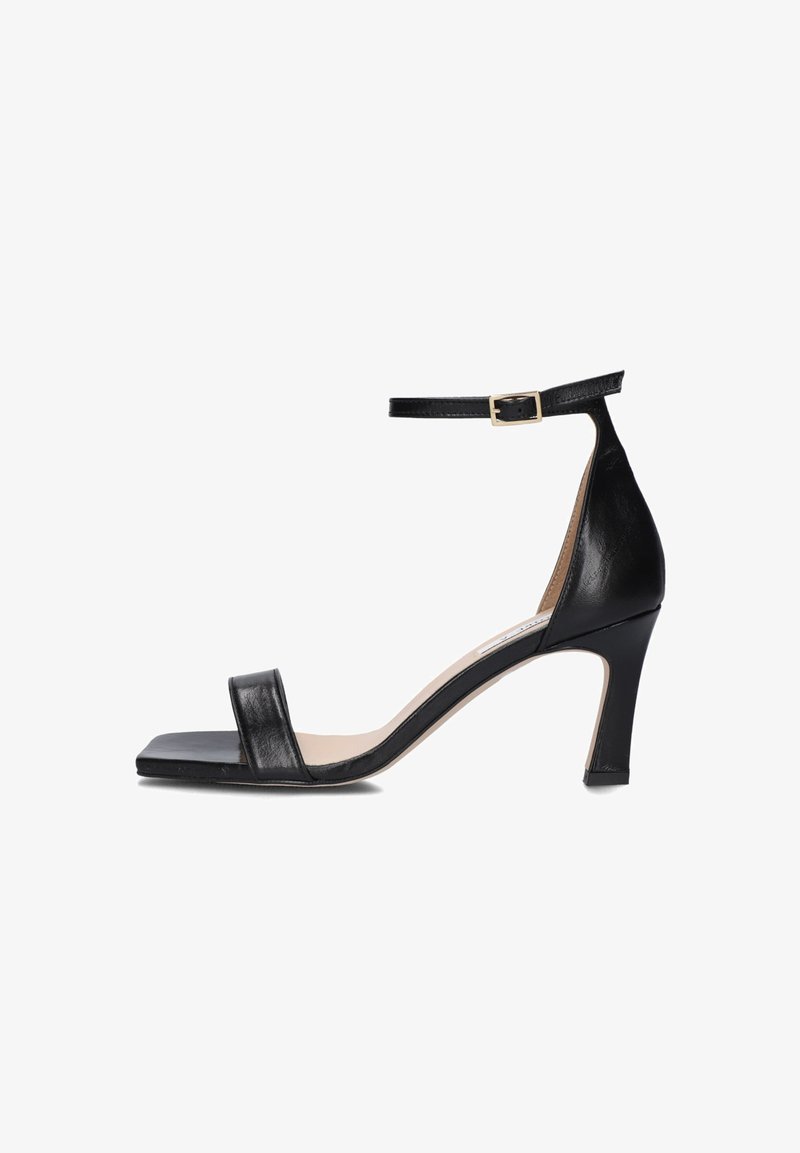 Zwarte leren sandaal met hak, een vierkante neus, enkelbandje en een gouden gesp. Heeft een slanke stilettohak en een gladde oppervlaktetextuur.