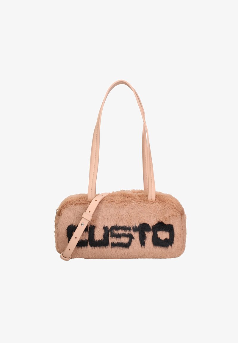 Borsa a tracolla in pelliccia sintetica color tan con lettering nero "CUSTO", caratterizzata da due manici in ecopelle beige e una forma rettangolare. Texture morbida.