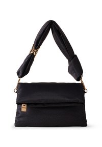 Sac à main noir texturé avec une bandoulière rembourrée, doté d'un accent en métal doré et d'une fermeture à clip magnétique.