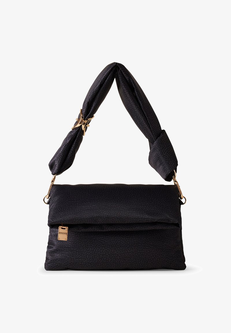 Sac à main noir texturé avec une bandoulière rembourrée, doté d'un accent en métal doré et d'une fermeture à clip magnétique.