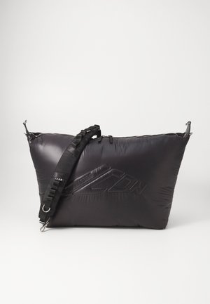 Schwarze, gepolsterte Handtasche aus synthetischem Material, mit abnehmbarem Trageriemen, zwei Reißverschlussverschlüssen und einer geprägten Logodetails.