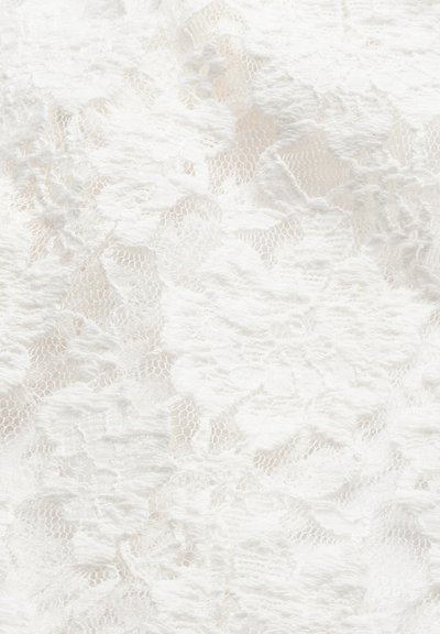 Λευκό ύφασμα από δαντέλα με λουλουδάτα σχέδια, περίτεχνα μοτίβα και ημιδιαφανές πλέγμα στο φόντο, δημιουργώντας ένα ευαίσθητο υφασμάτινο σχέδιο.