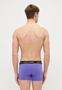Boxeri din bumbac mov cu un bandou elastic negru pe care este inscriptionat logo-ul "JACK & JONES", văzuți din spate.