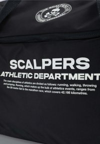 Bolsa deportiva negra con texto blanco que dice "DEPARTAMENTO DE ATLETISMO SCALPERS" y un logo de calavera, fabricada con un tejido duradero de textura suave.