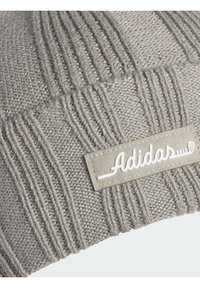 Szary dziany beanie z teksturowanym wzorem i ściągaczem. Zawiera tłoczoną prostokątną naszywkę z białym napisem "Adidas".