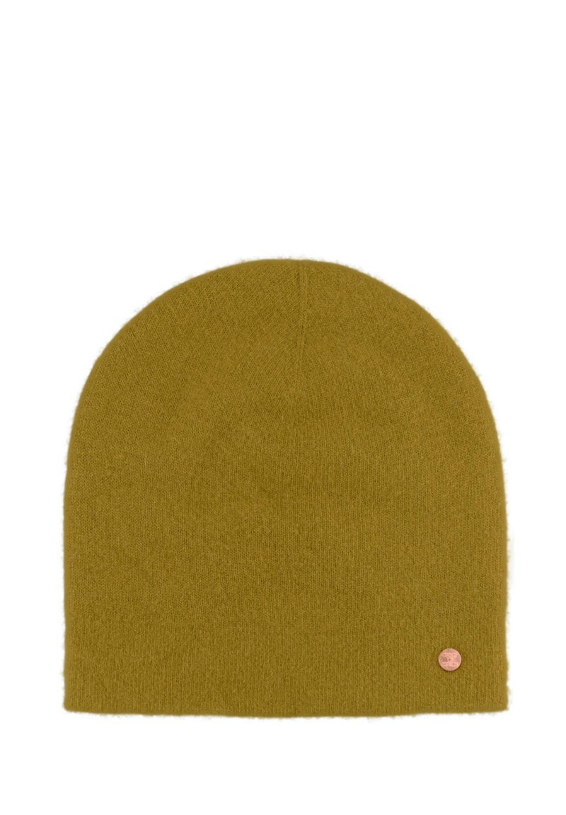 Olijfgroene beanie muts gemaakt van zachte gebreide stof. Heeft een ronde top en een klein metalen logo label aan de zijkant.