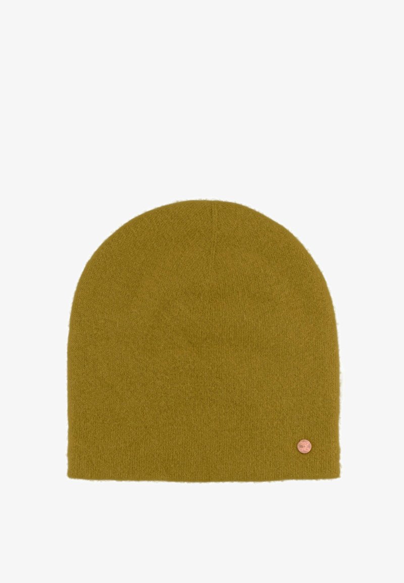 Oliwkowa czapka beanie wykonana z miękkiego materiału dzianinowego. Posiada zaokrąglony wierzch i małą metalową metkę z logo po boku.