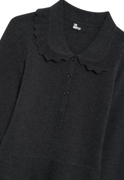 Maglione a maglia grigio scuro con colletto ondulato, davanti con bottoni e texture liscia. Presenta sei bottoni neri lungo la patta.