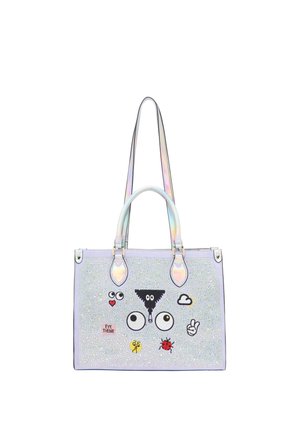 Sac à main violet clair avec des poignées holographiques, décoré de strass scintillants et de patchs incluant des yeux, un cœur, une coccinelle et un signe de paix.