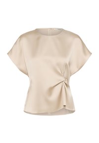 Haut en satin beige à manches courtes, décolleté rond et détail froncé sur le côté. Texture lisse avec un éclat subtil.